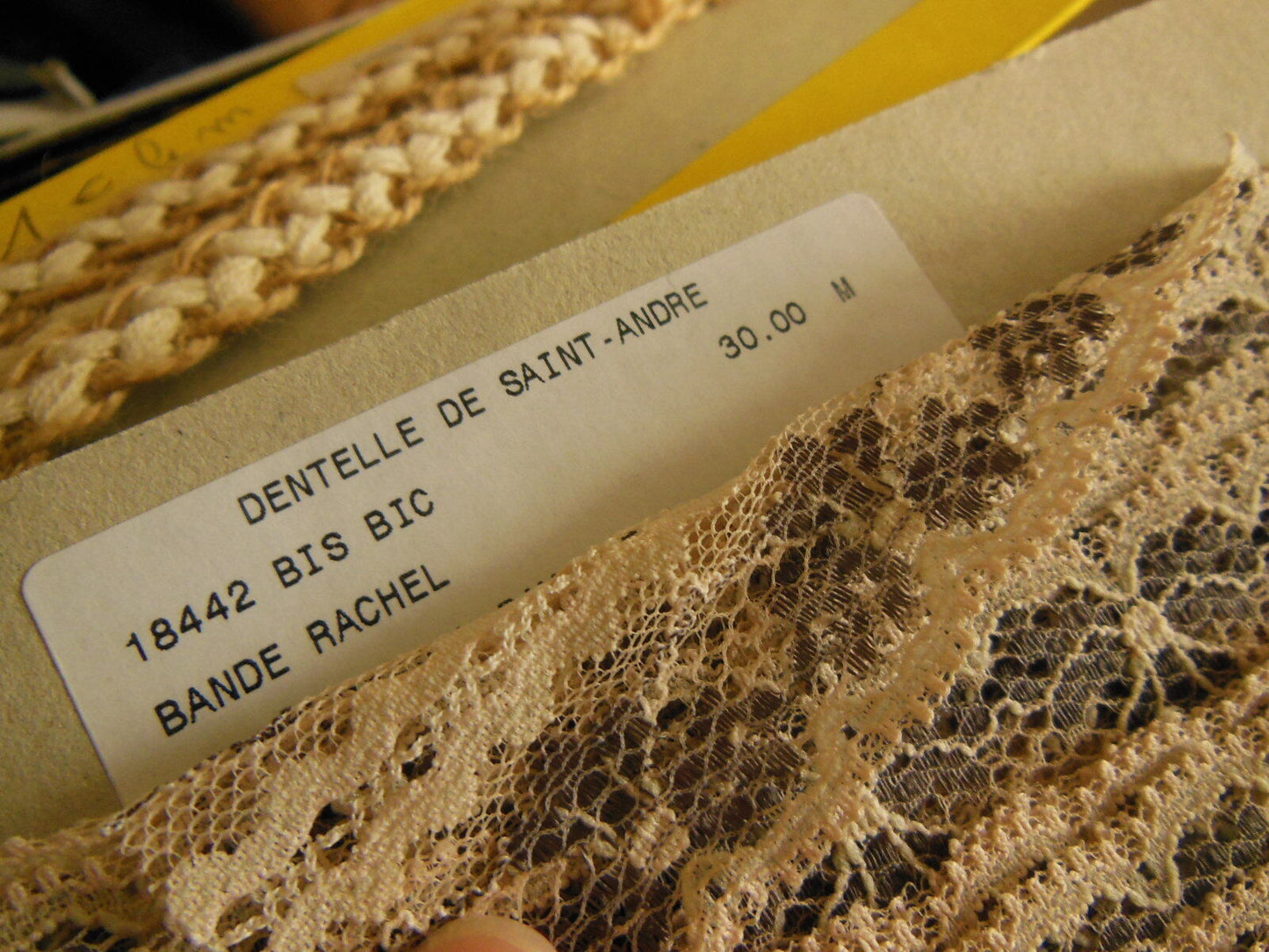 Dentelle moderne Saint André fabrication française 2 mètres sur 4,8 cm A2