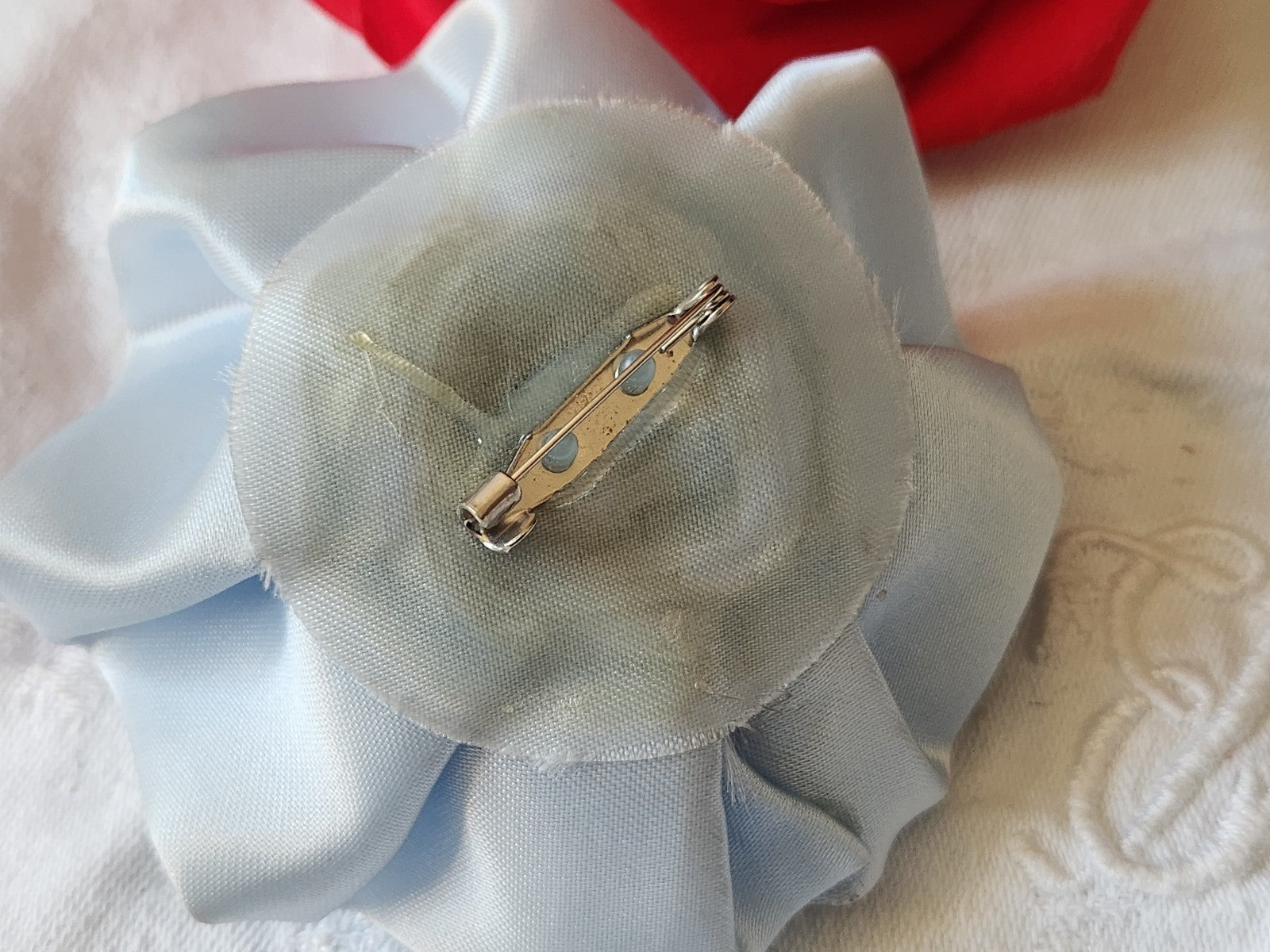Grosse fleur ancienne bleu  rayonne  montée en broche modiste T0-19