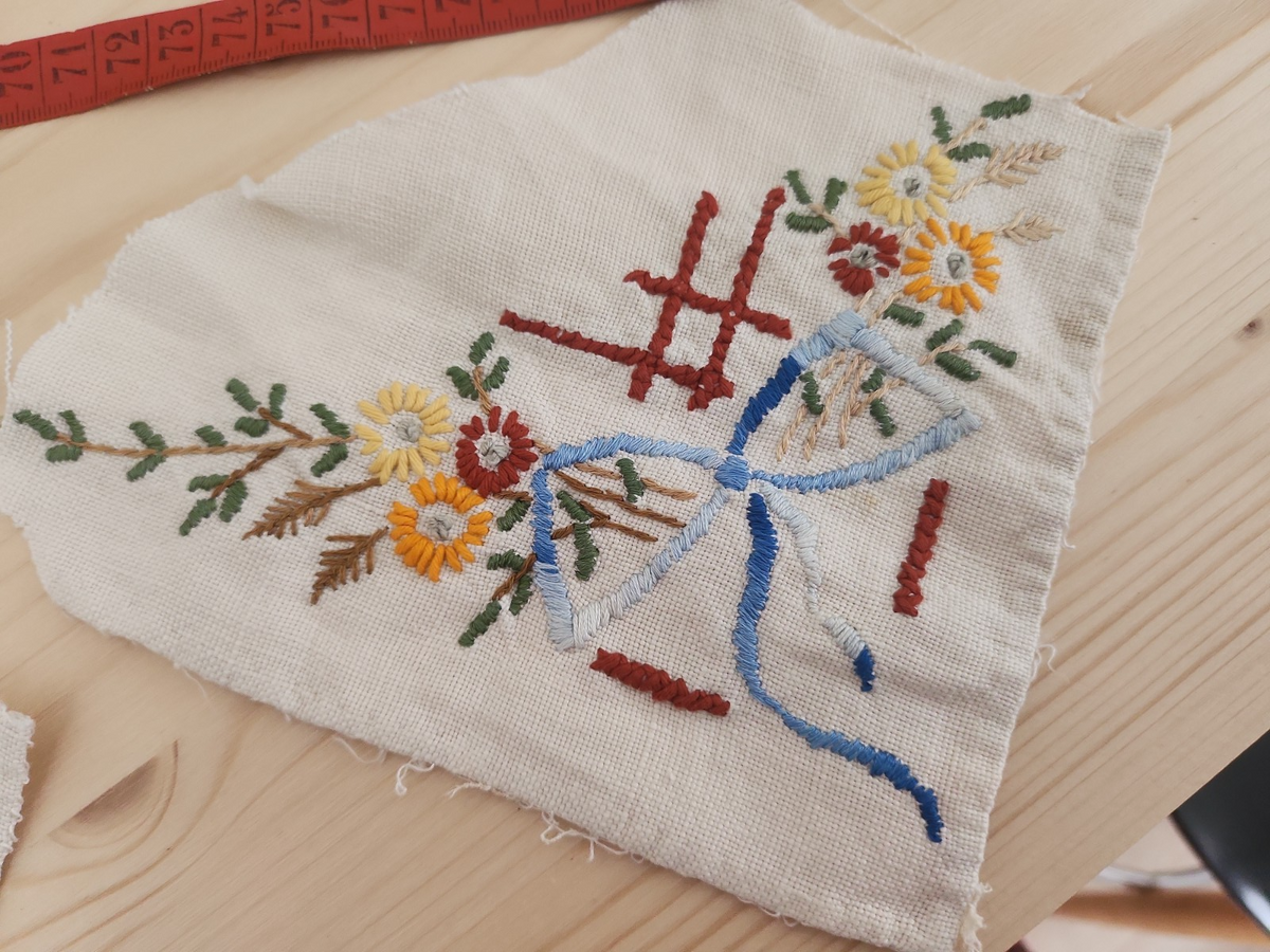 Lot broderies anciennes colorées grandes création voir photos B4