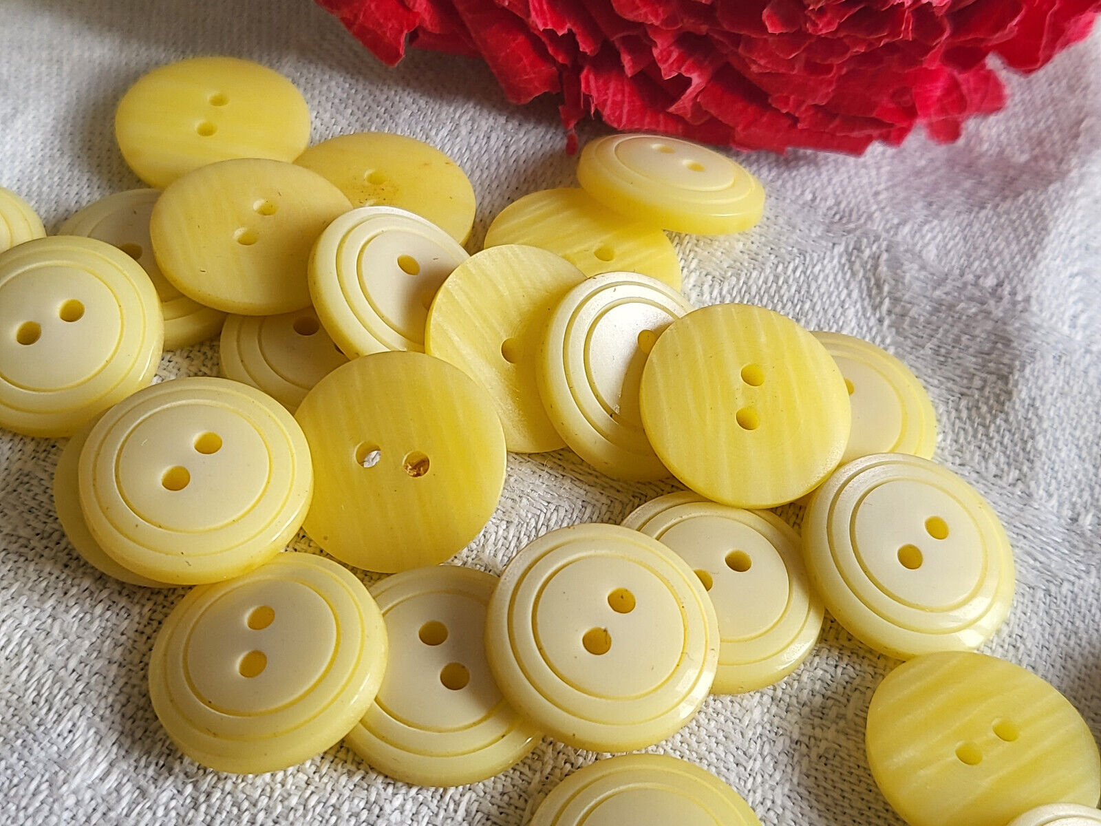 Lot 27 boutons vintage jaune cœur nacré à  trous diamètre 1,5 cm ref 5626