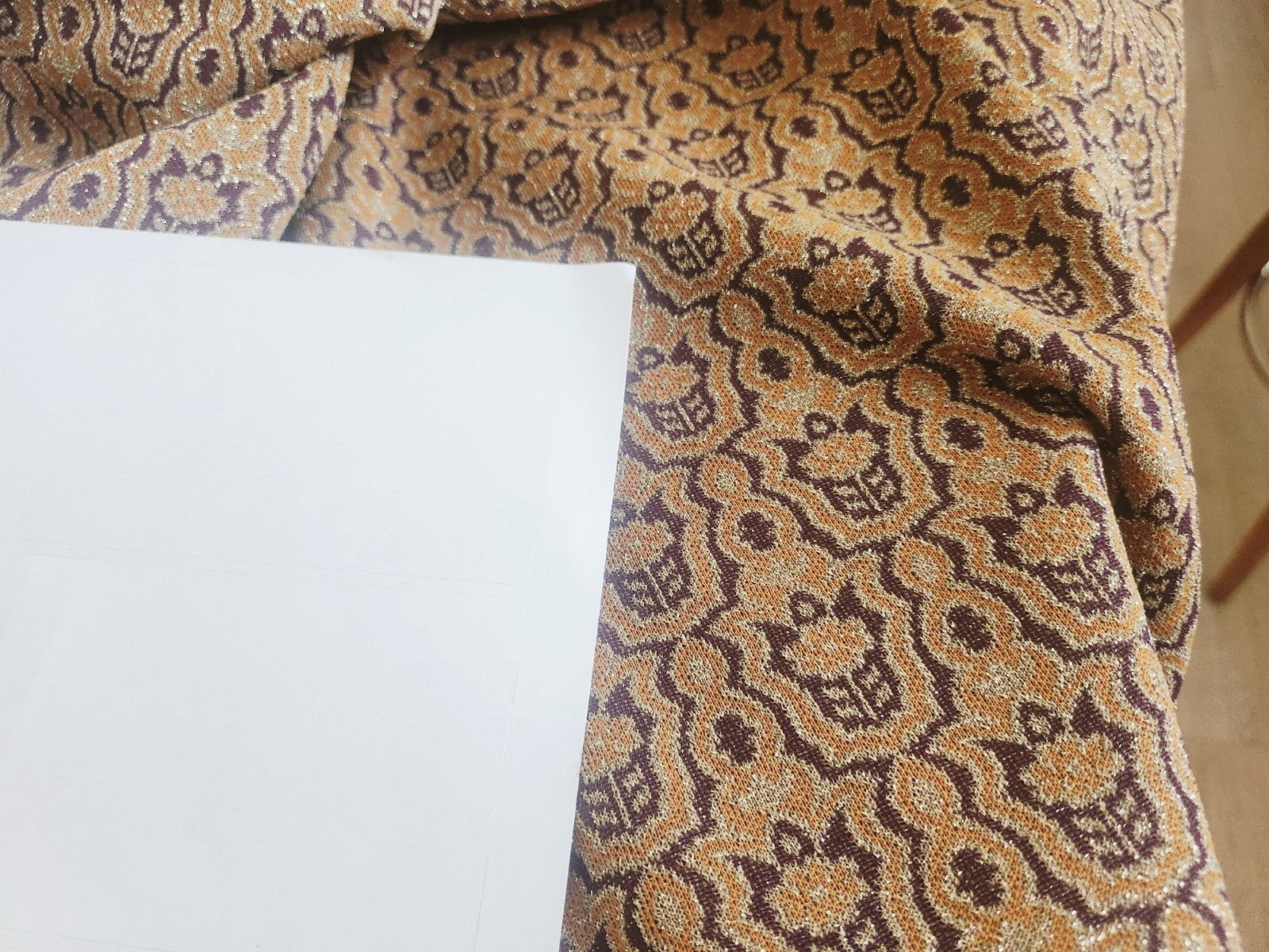 Ancien coupon de tissu vintage violet moutarde paillette 152 cm sur 53 cm B5