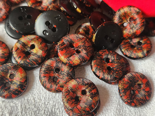 Lot 43 boutons rouge doré à trous 1,5 cm texturé ref 567