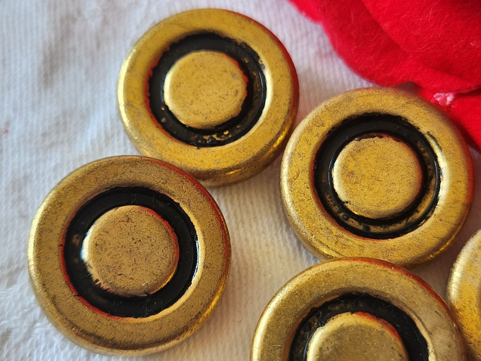 Lot 5 boutons vintage en metal doré épais à pied 2,2 cm ref 6019