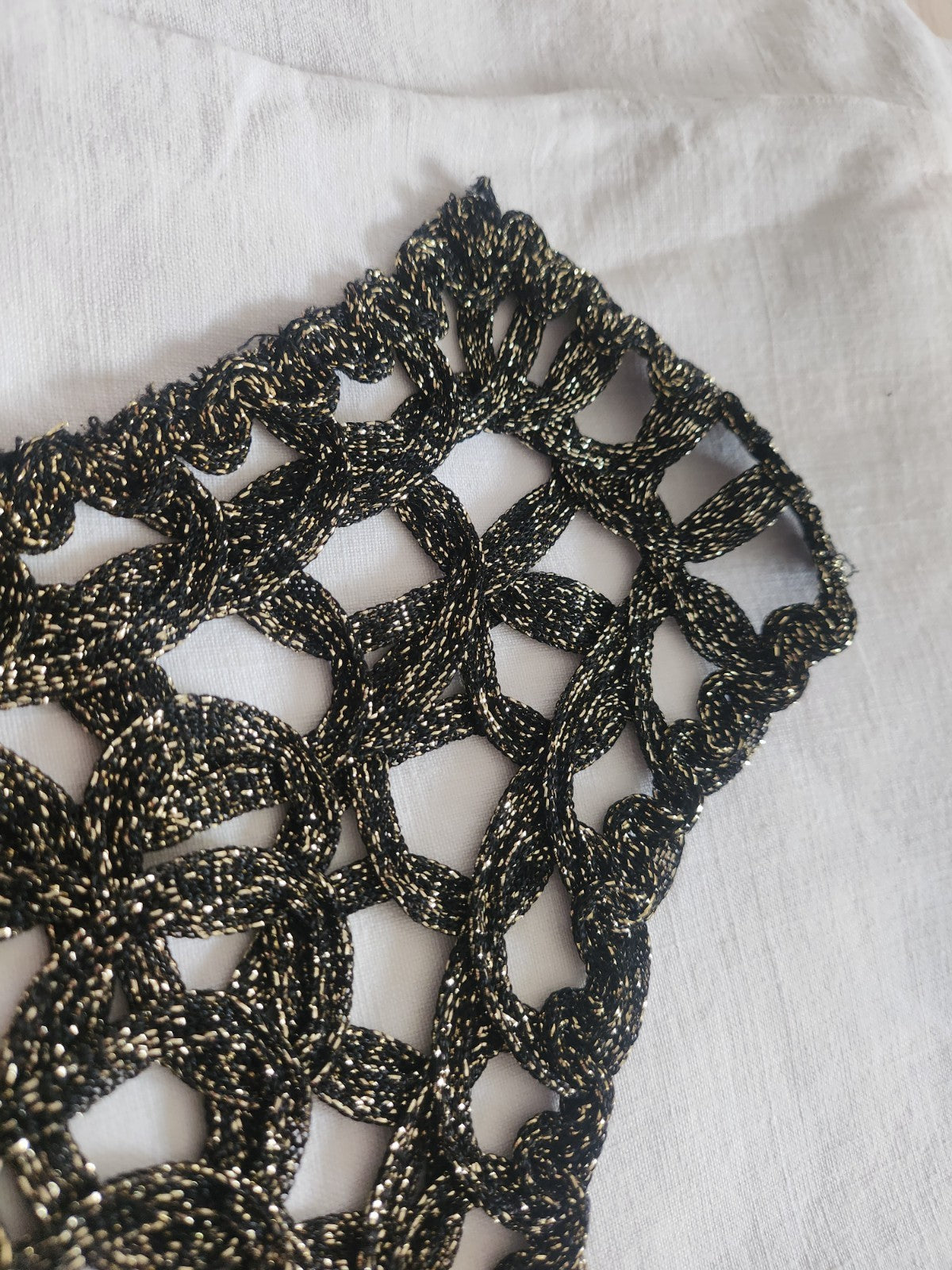 Grande encolure  vintage dentelle noir dore récup main robe soiréeevoir photo B8