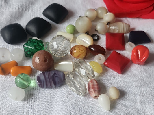 Lot 40 perles anciennes verre nacre panaché 0,7 à 2,2 cm T2