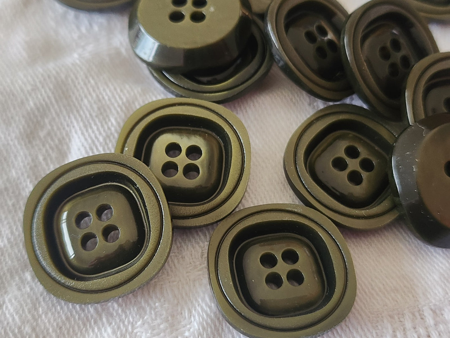 Lot 8 boutons vintage vert lumineux à trous 2 cm ref 3969