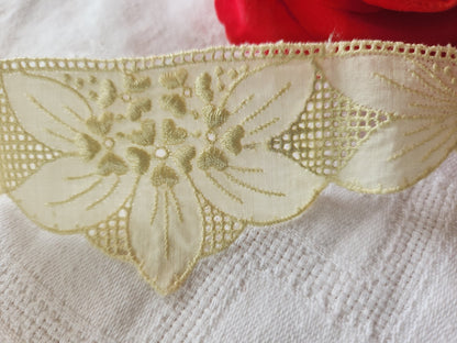 Incrustation application ancienne jaune pale 29,5 cm sur 4,7 cm dentelle  T7