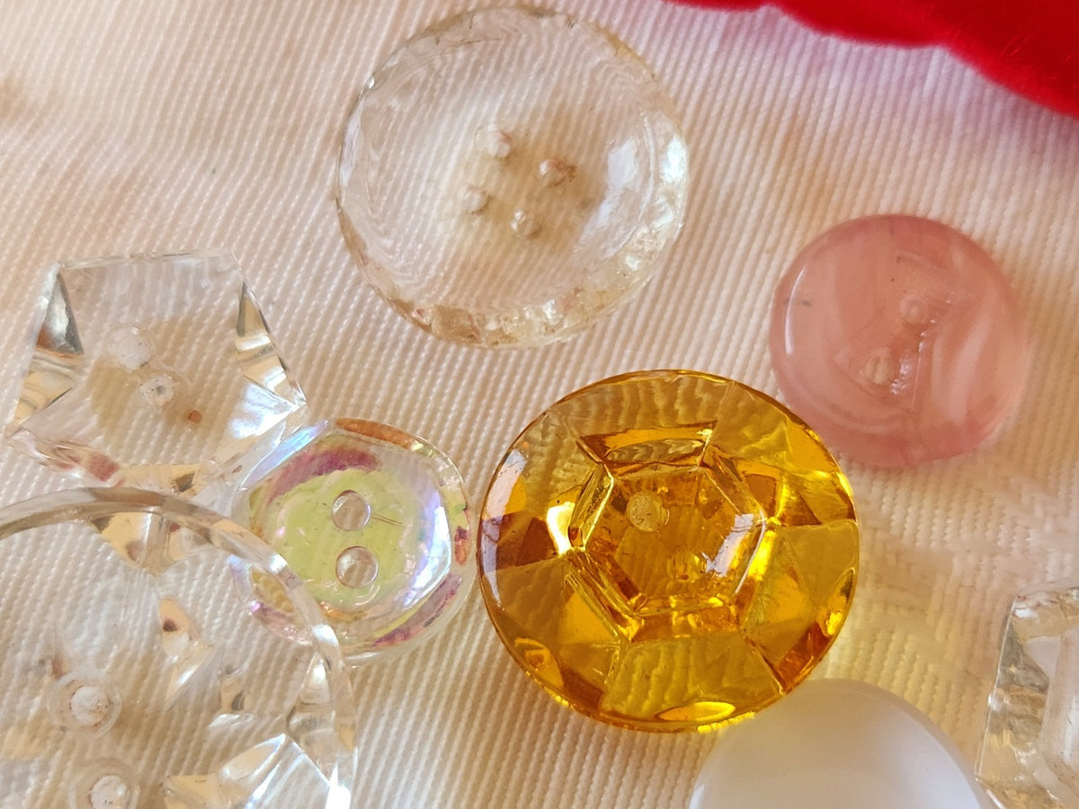 Lot 11 boutons anciens en verre à trous panaché 1,2 à 2,3 cm ref 6621