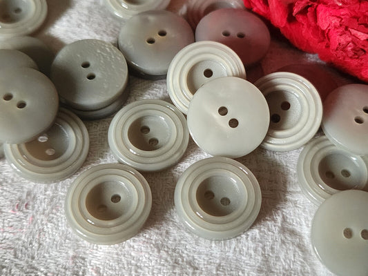 Lot 12 boutons vintage gris travaillé diamètre 1,7 cm ref 2826
