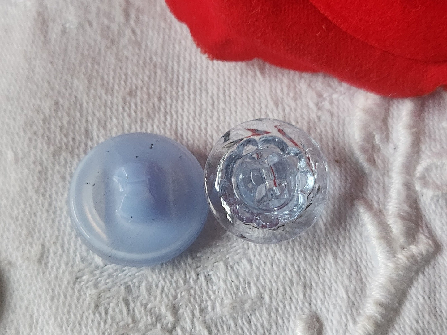 Duo boutons anciens en verre bleu travaillé vintage 1,5 ET 1,7  cm D9J