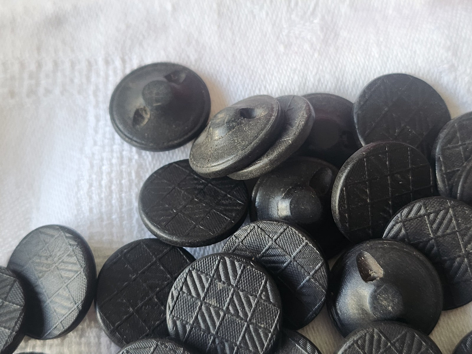lot 12 boutons anciens en bois 1,8 cm damassé pied ref 3766