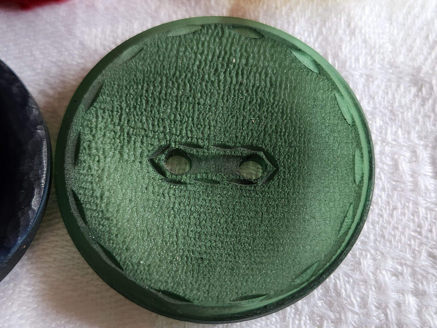 Duo gros boutons vintage vert bleu XXL  3,8 et 3,7 cm ref 5831