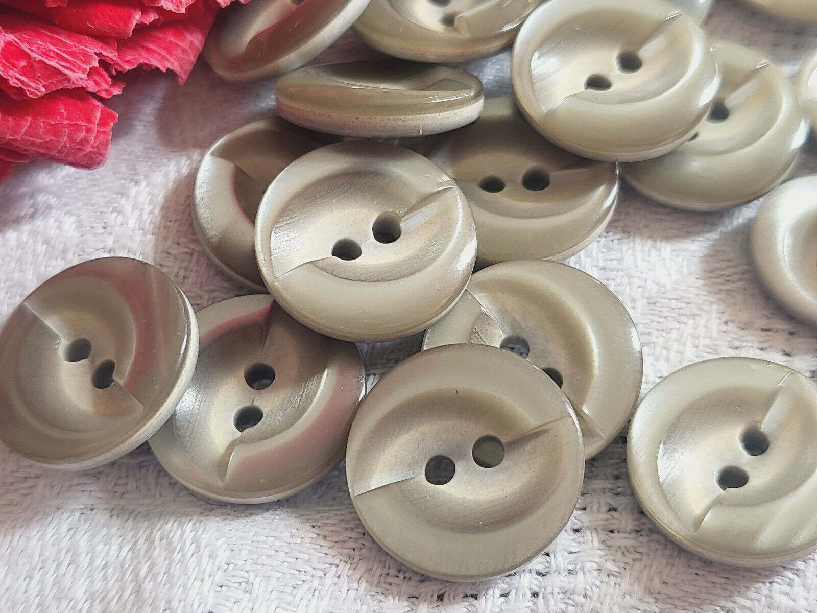 Lot 21  boutons vintage gris lumineux 1,2 et 1,5 cm (majoritaire) ref 4947