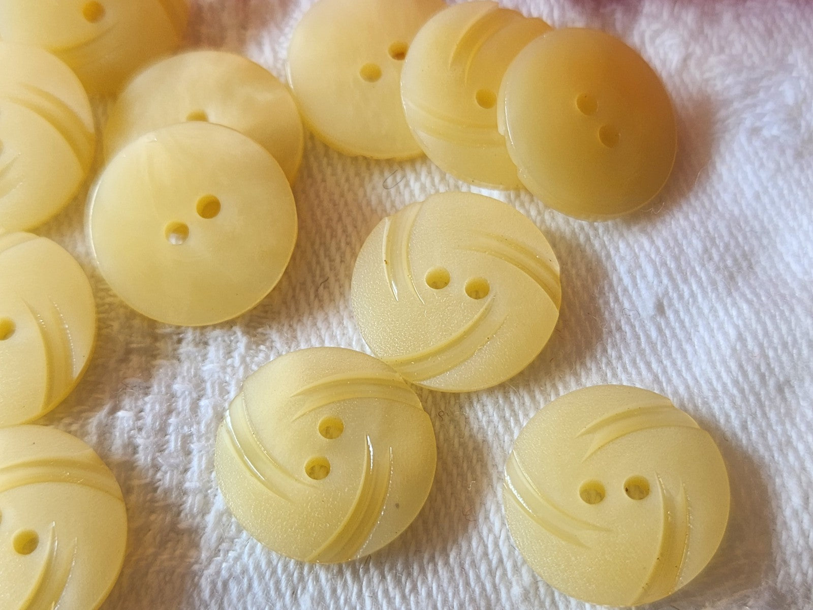 lot 15 petits boutons vintage créme  1,3 cm trous ref 6015