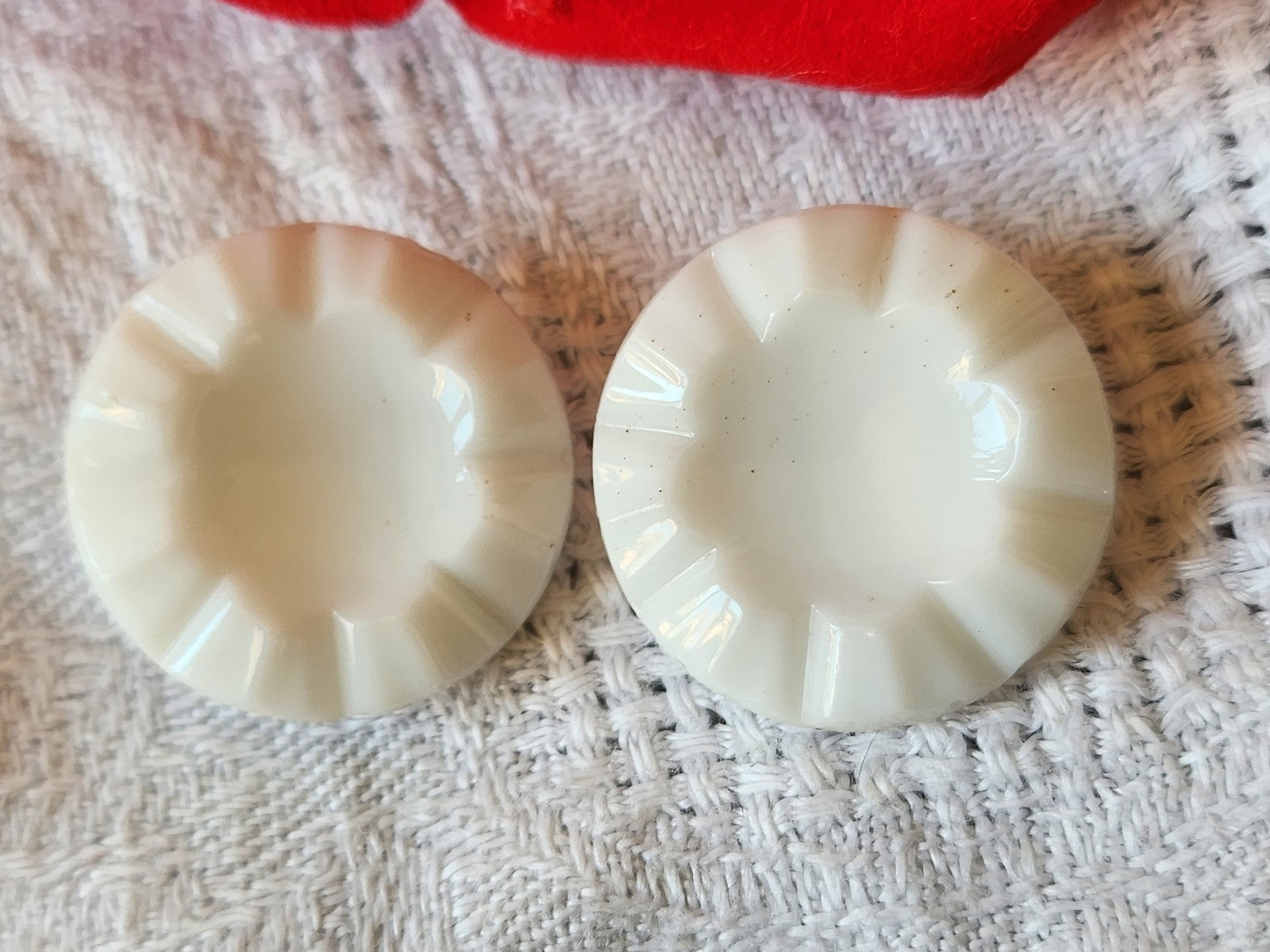 Duo gros boutons anciens en verre blanc travaillé 2,3 cm D18B