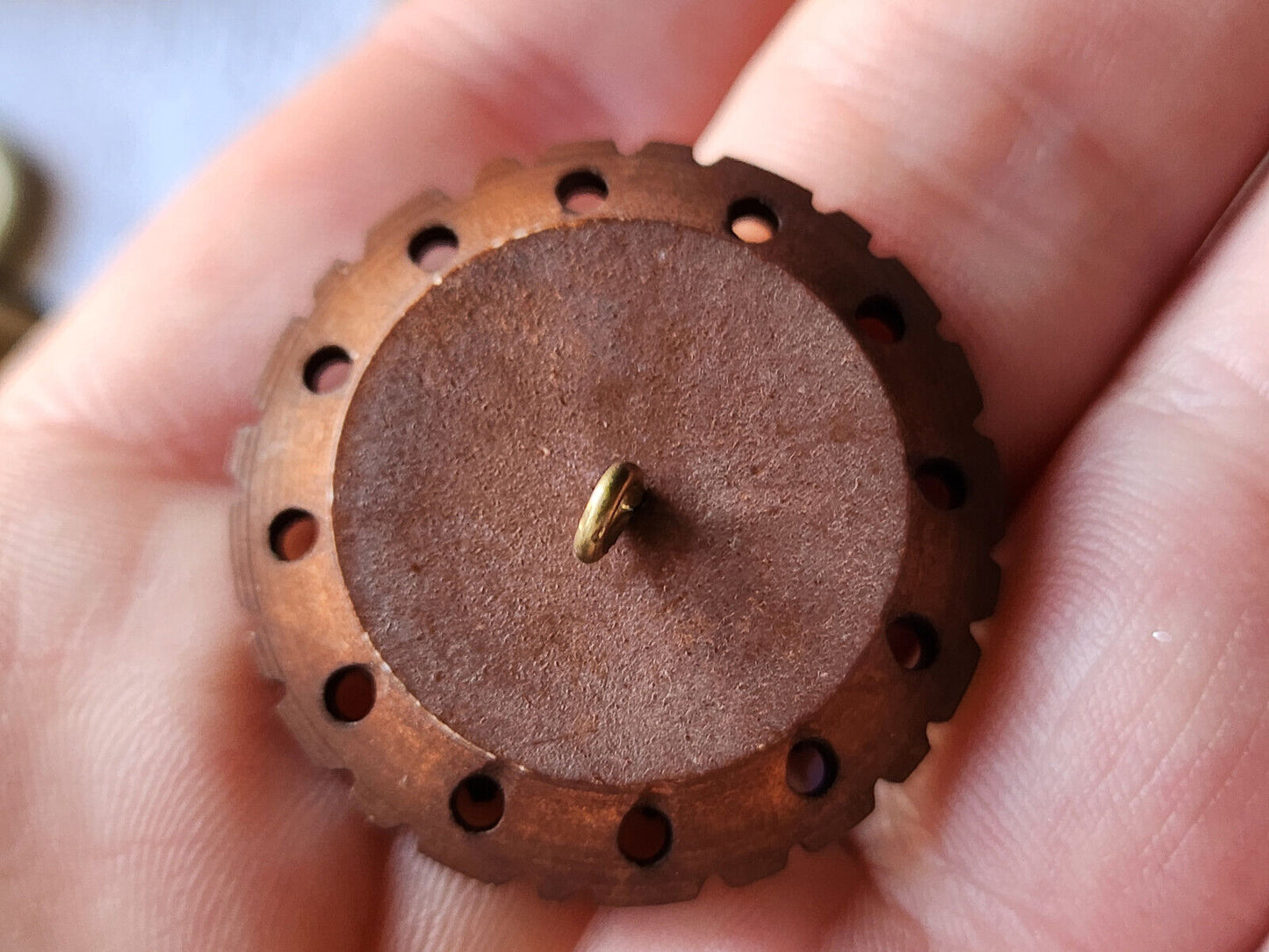 Gros bouton ancien collection marron  ajouré  original pied  3 cm D10J