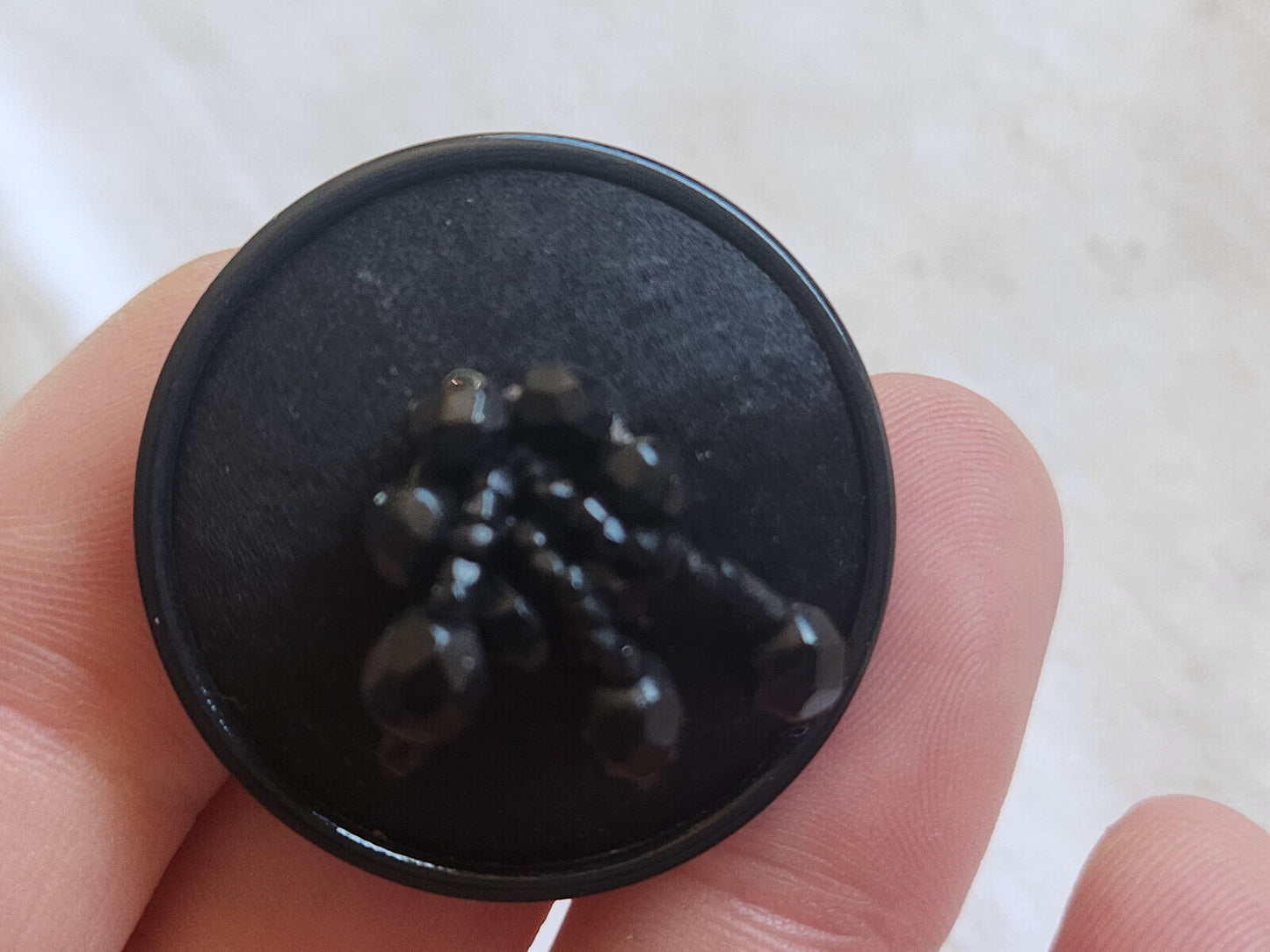 Gros bouton ancien en passementerie avec pendants perle noir 3,3  cm ref 595