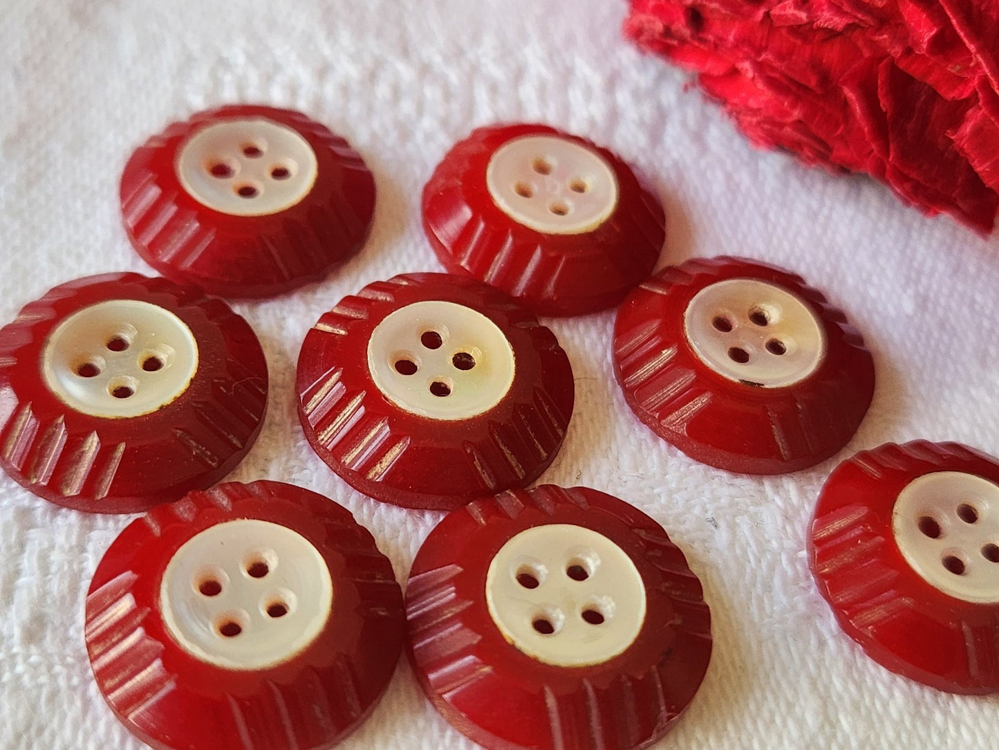 Lot 8 boutons anciens  collection art deco nacre rouge 1,5 cm ref 5458