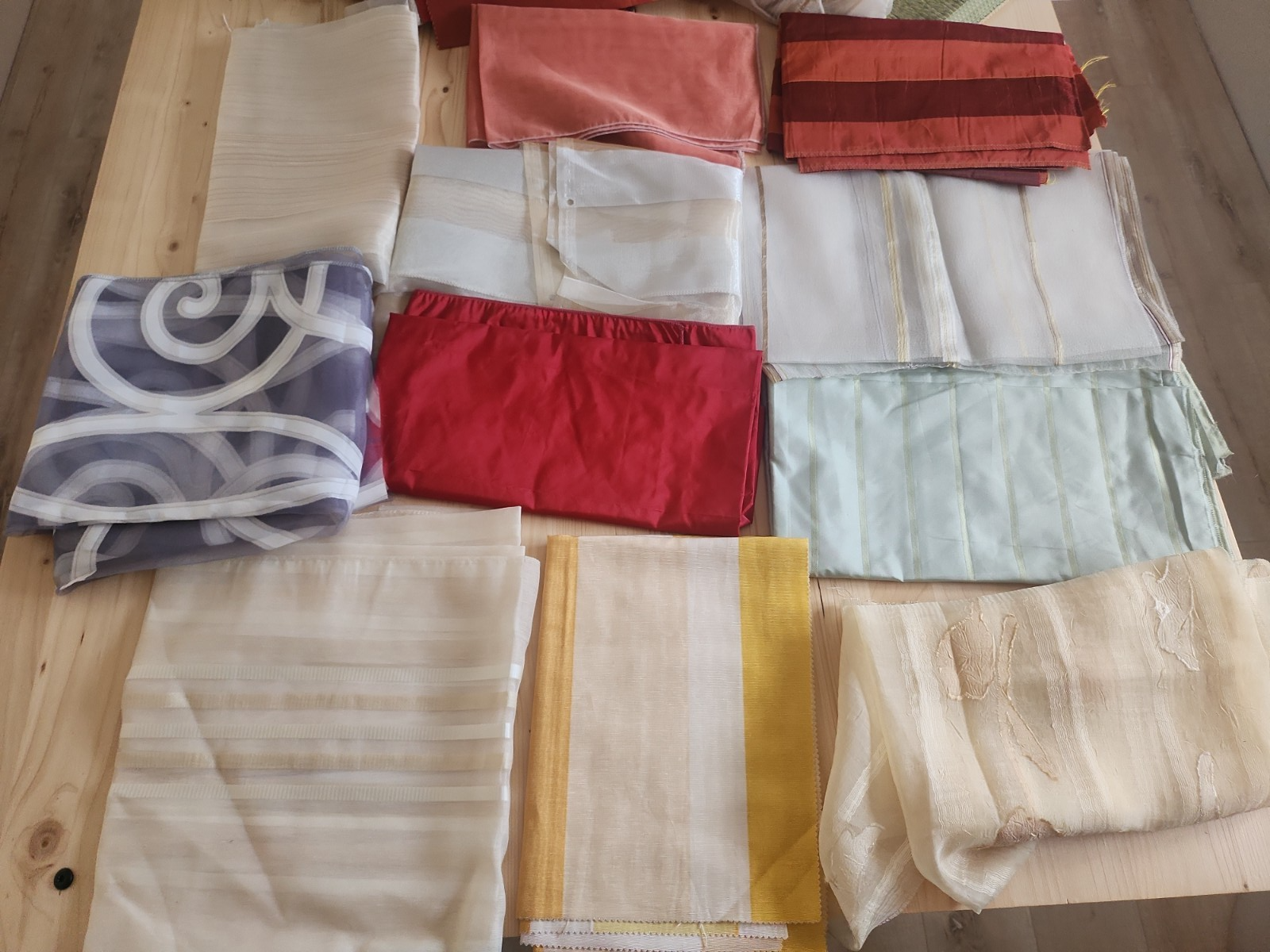 Enorme lot de tissu /voilage fond de magasin datant de 1993 échantillons B5