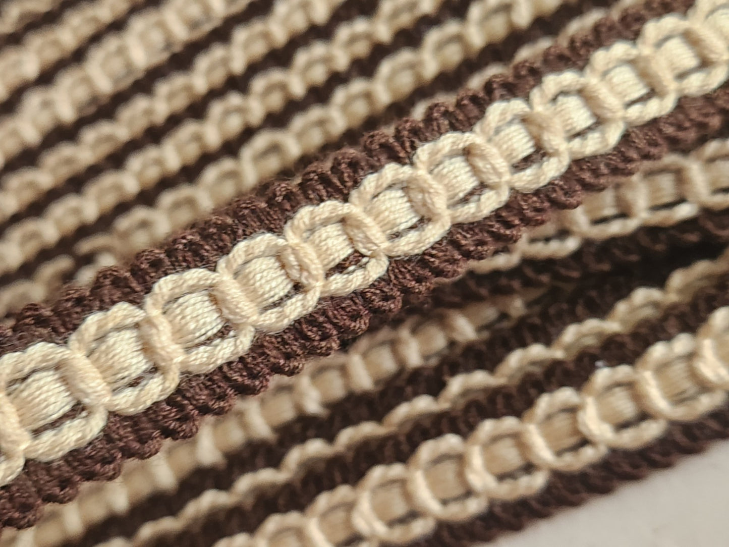 Galon vintage beige marron sur plaque 6 m 70 sur 1,8 cm A5