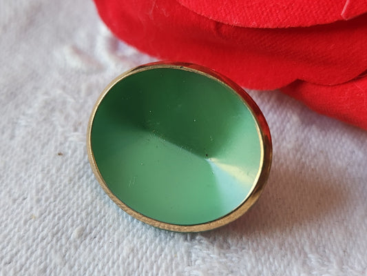 Bouton vintage en verre ovale vert doré 1,9 sur 2,2 cm D4B