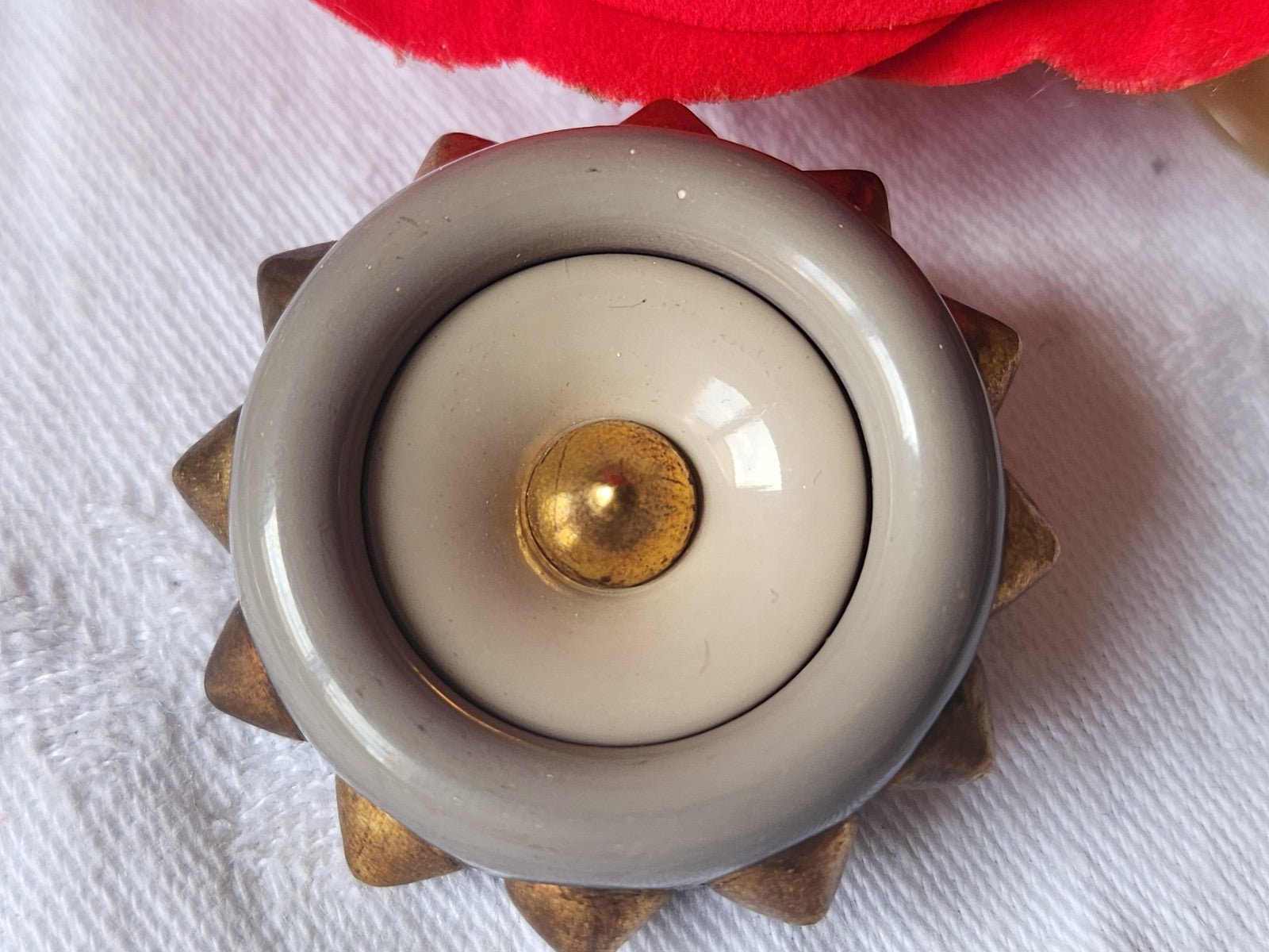 Gros bouton ancien vintage avec pourtour pique gris  3,9 cm ref 1971