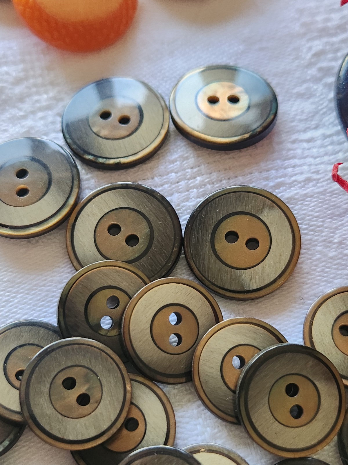Lot 21  petits boutons vintage camaïeu marron 1,5 et 1,8 cm ref 5371