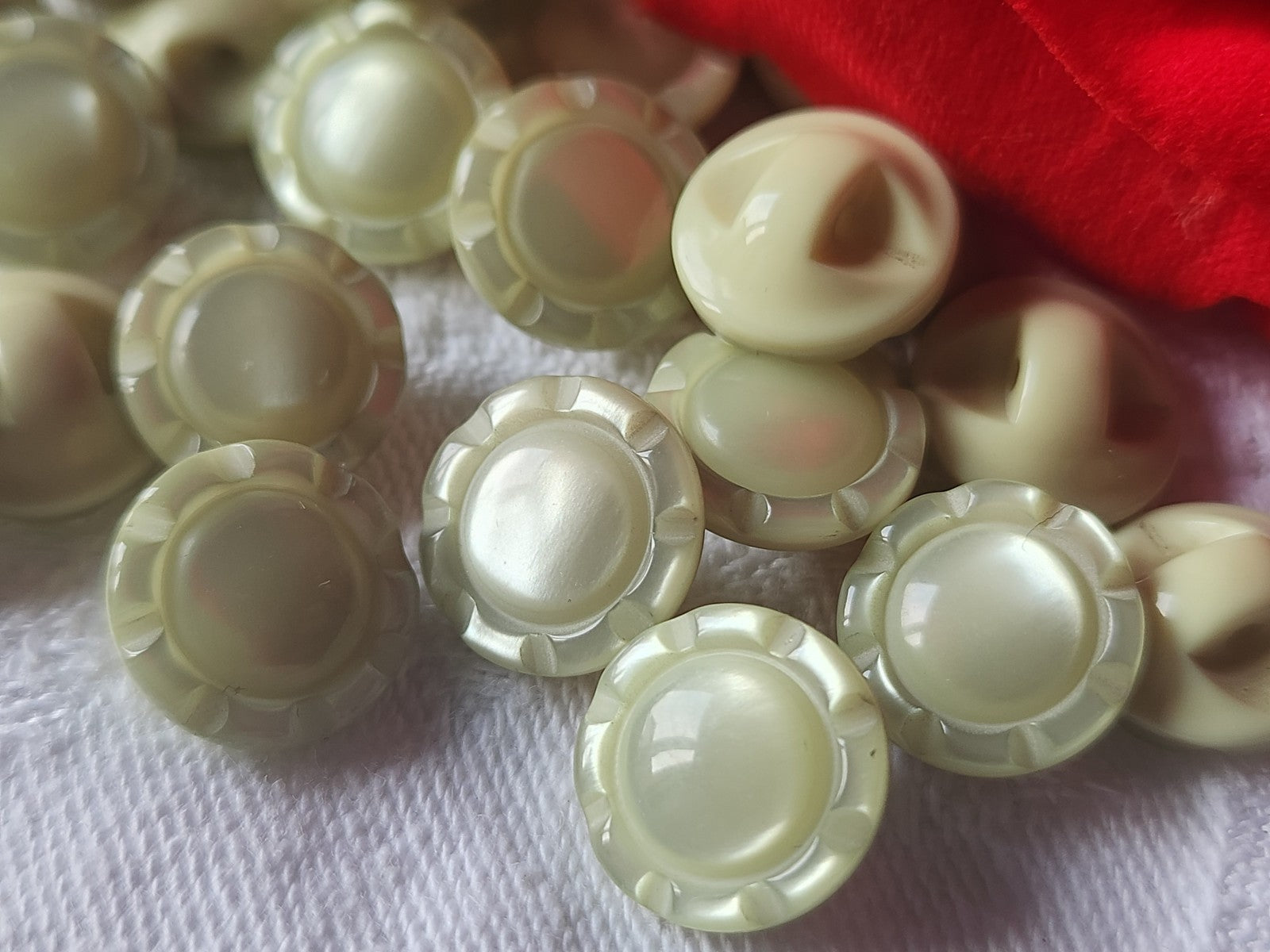 Lot 15 boutons vintage vert  lumineux travaillé pied 1,2 cm ref 3048