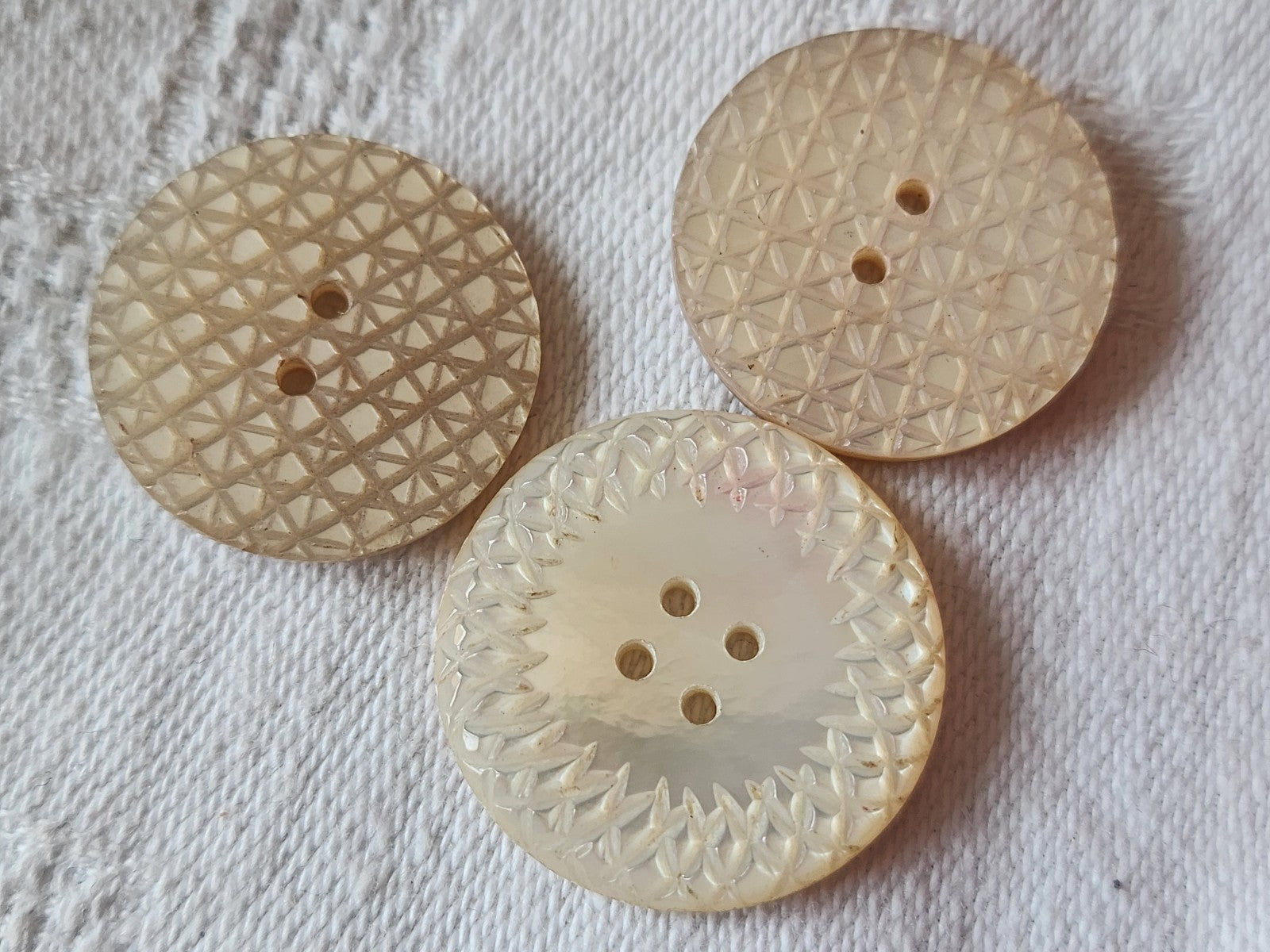 Trio boutons en nacre ciselé 2 cm et à 2,2 cm ancien G17J