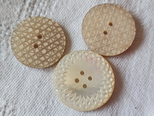 Trio boutons en nacre ciselé 2 cm et à 2,2 cm ancien G17J