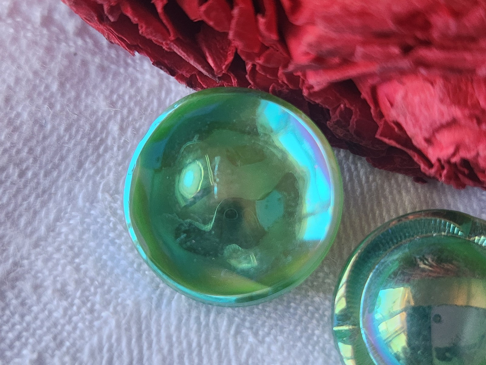 Duo boutons vintage en verre  mordoré  vert  1,8 cm D11P