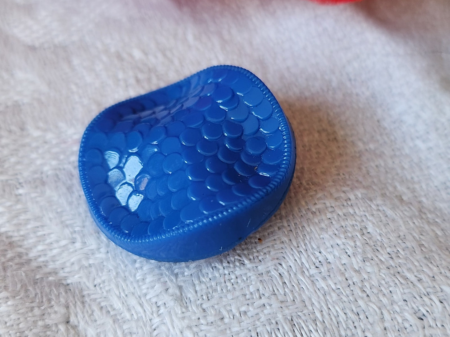 Bouton ancien en verre bleu effet ecaille 2,2 cm D19L