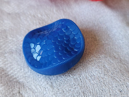 Bouton ancien en verre bleu effet ecaille 2,2 cm D19L