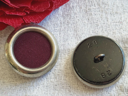 Duo boutons anciens en métal et tissu rouge Paris pied 2,2 cm D11E