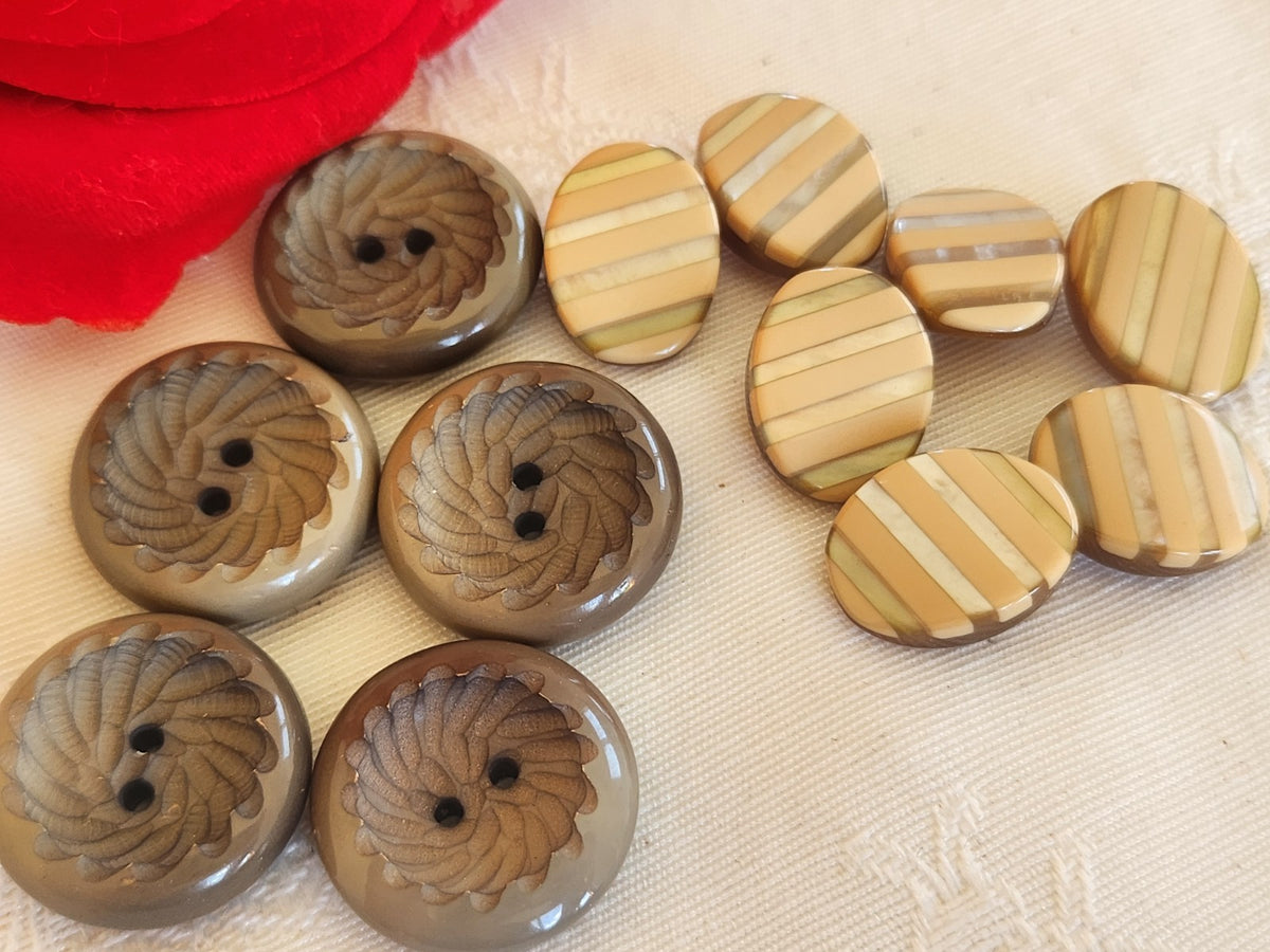 Lot 12 boutons vintage marron  2 séries 2,1  et 1,2 sur 1,7 cm ref 6297