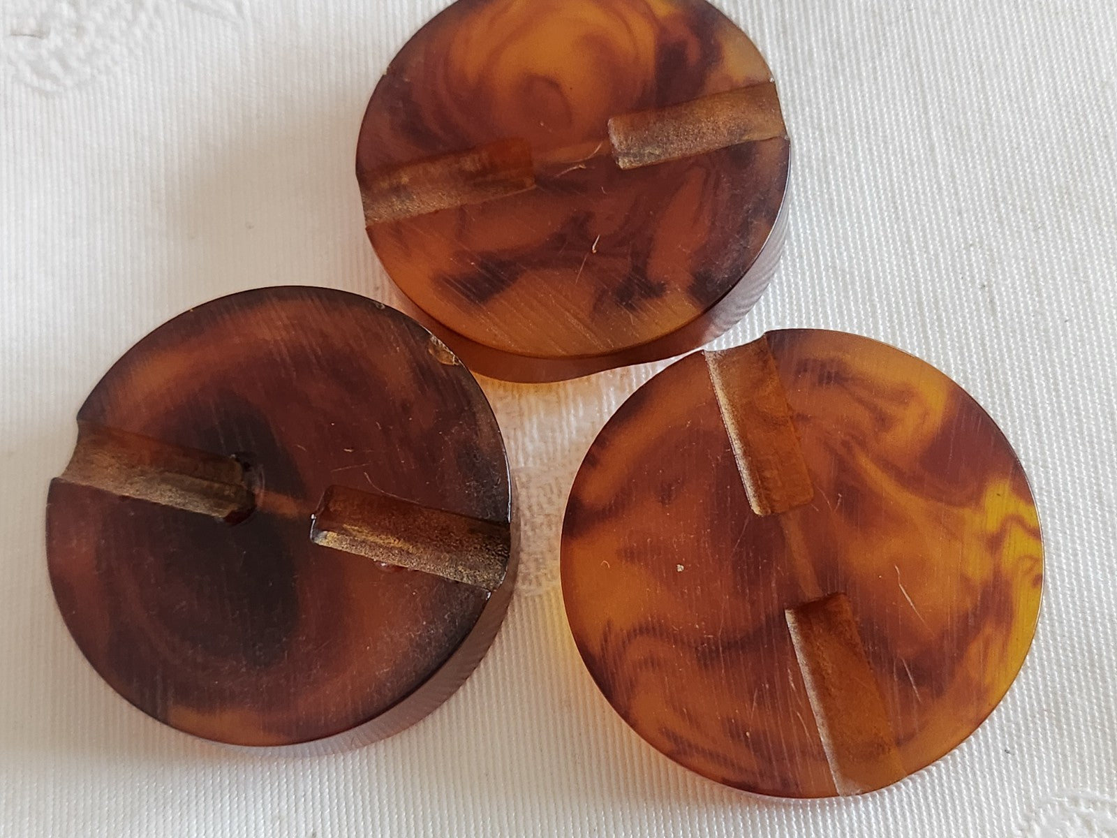 Trio gros boutons anciens ambrés ambrolite?  pied 3,4 cm ref 6220
