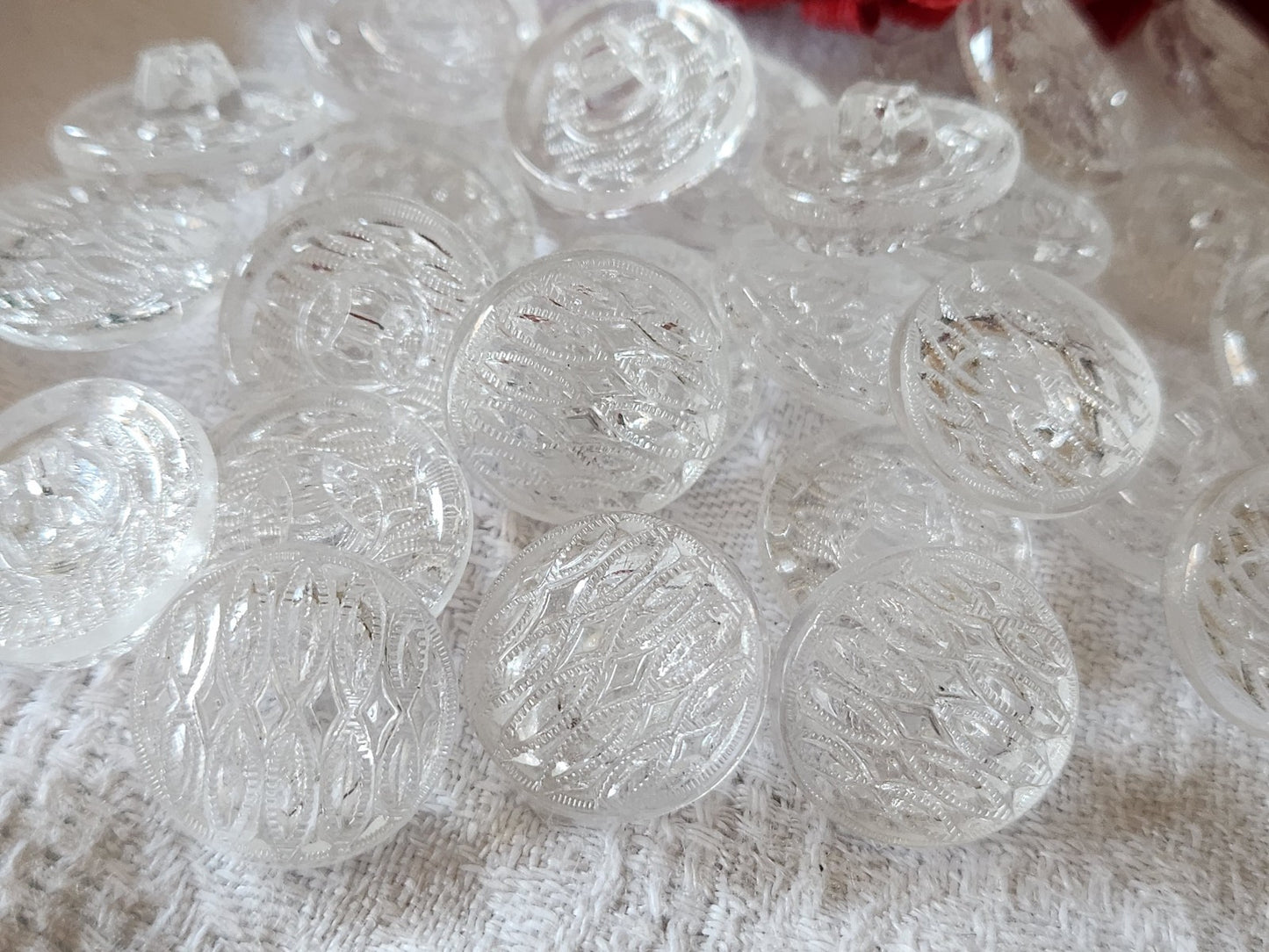 Lot 6 boutons anciens en verre transparent pied relief 1,7 cm ref 3010