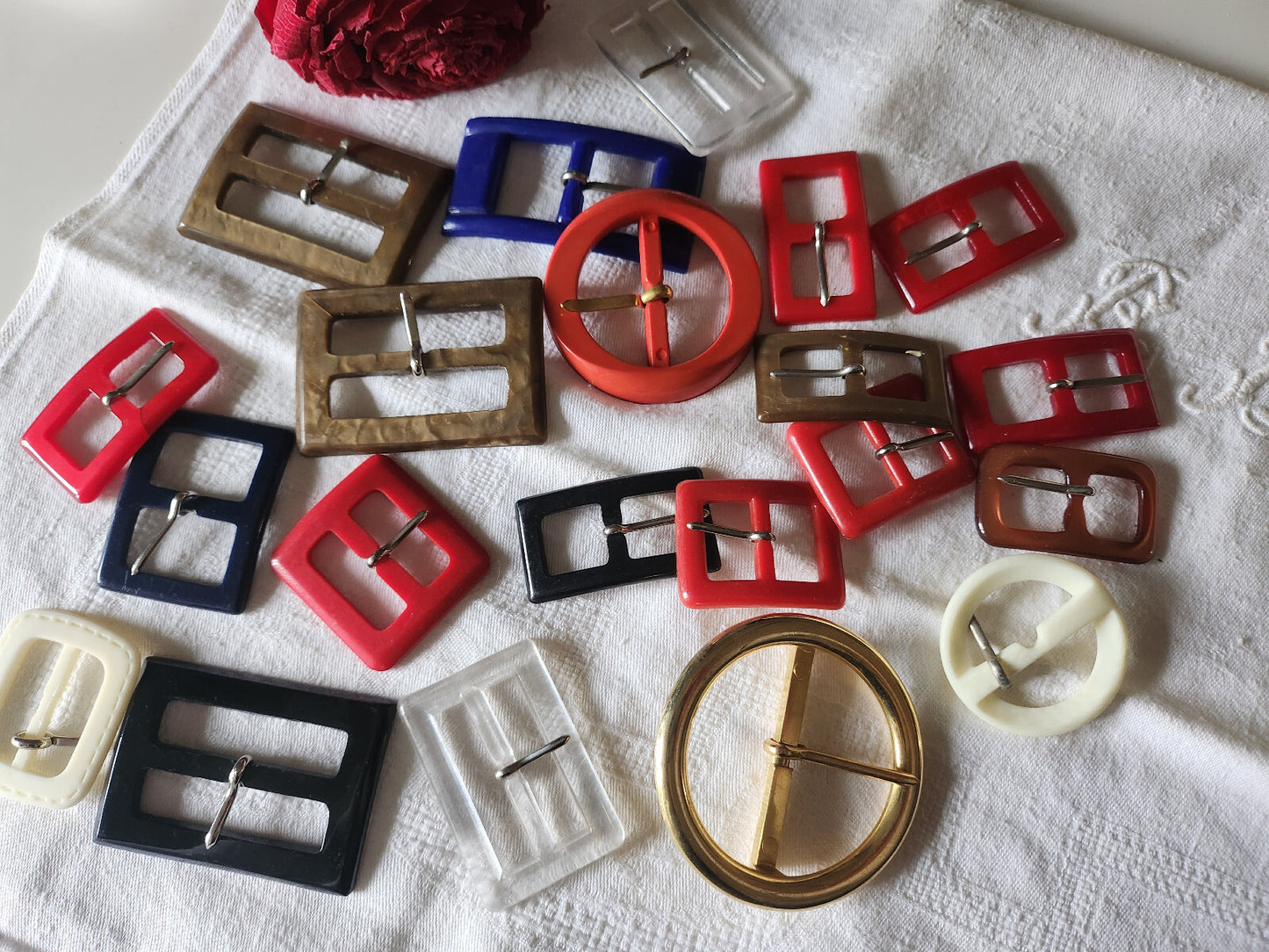 Lot de   85   boucles de ceinture anciennes vintage mode collection mercerie