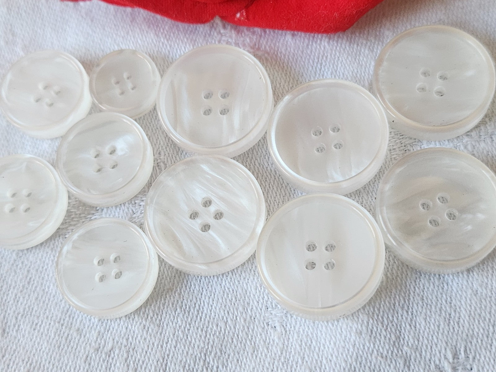 Lot 11  boutons vintage blanc nacré haut trous panaché  1,3 à 2,2 cm ref 2799
