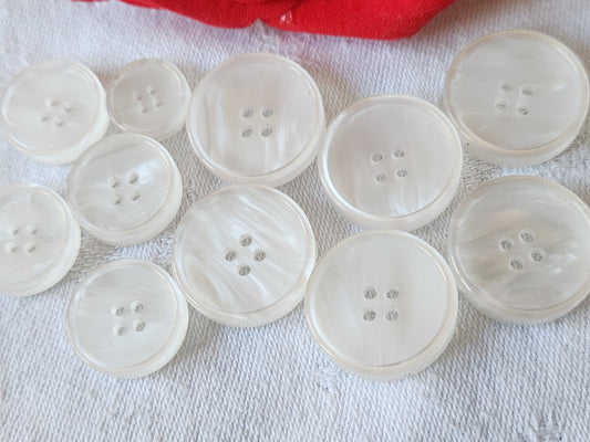 Lot 11  boutons vintage blanc nacré haut trous panaché  1,3 à 2,2 cm ref 2799