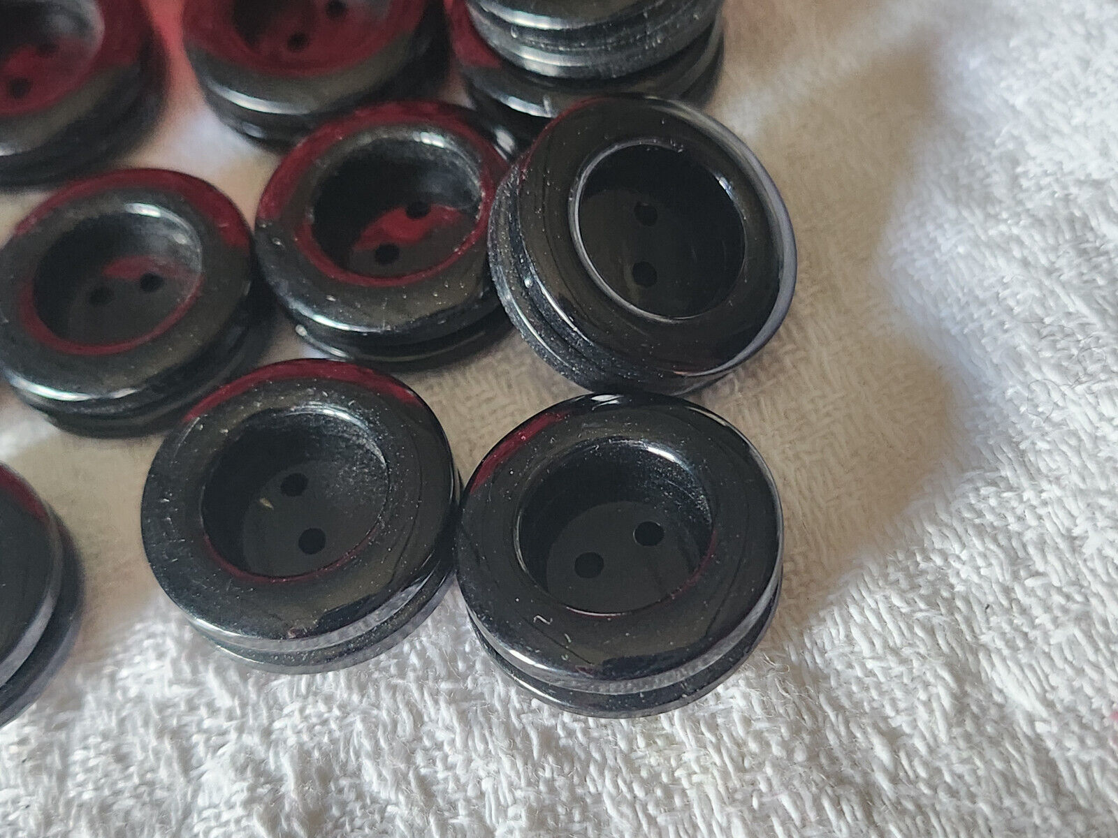 Lot 16 boutons vintage noir haut épais vis trous 1,8,cm ref 3178