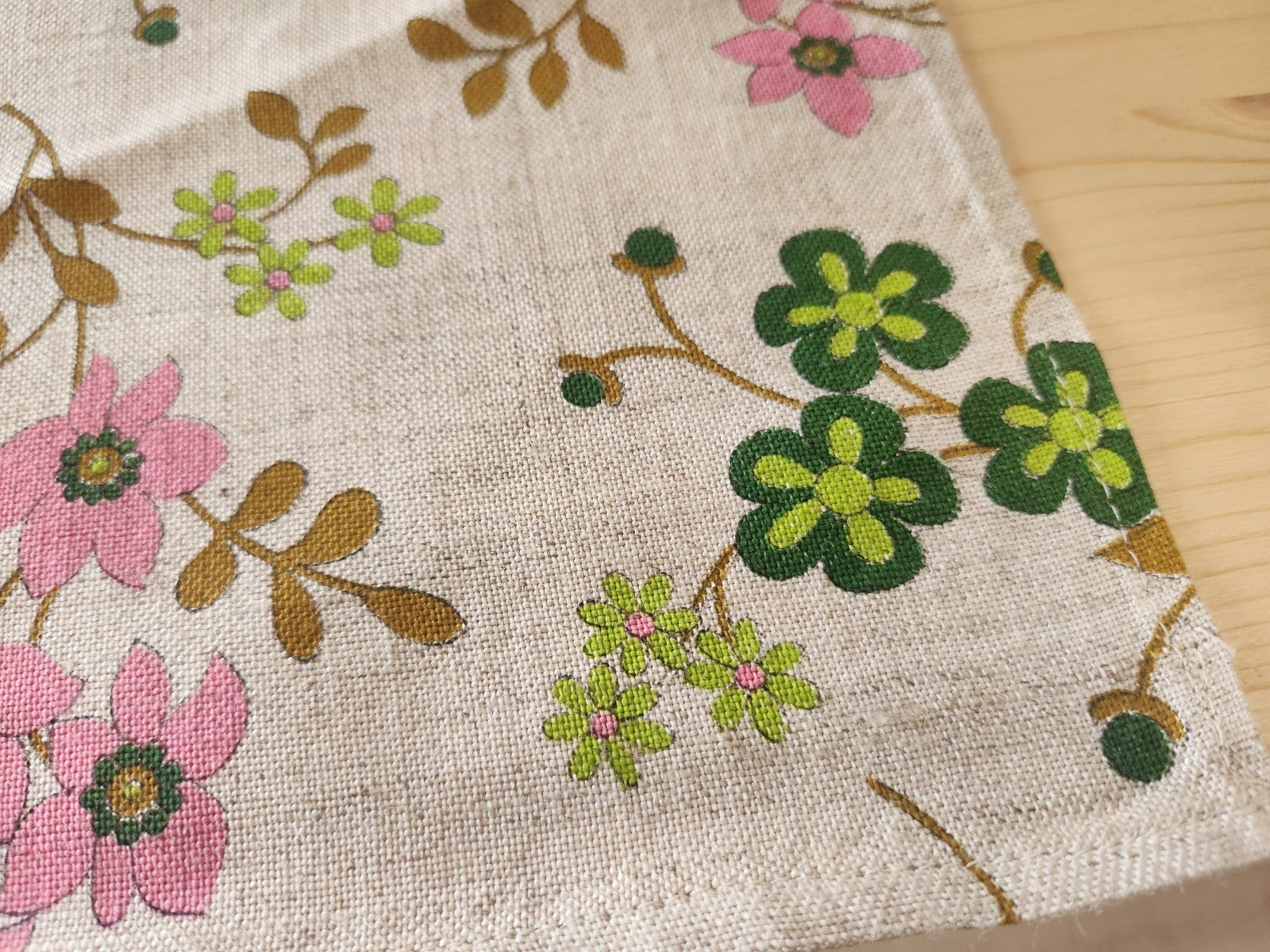 Nappe vintage avec 4 serviettes jamais utilises fleur 110sur 185 cm  B8