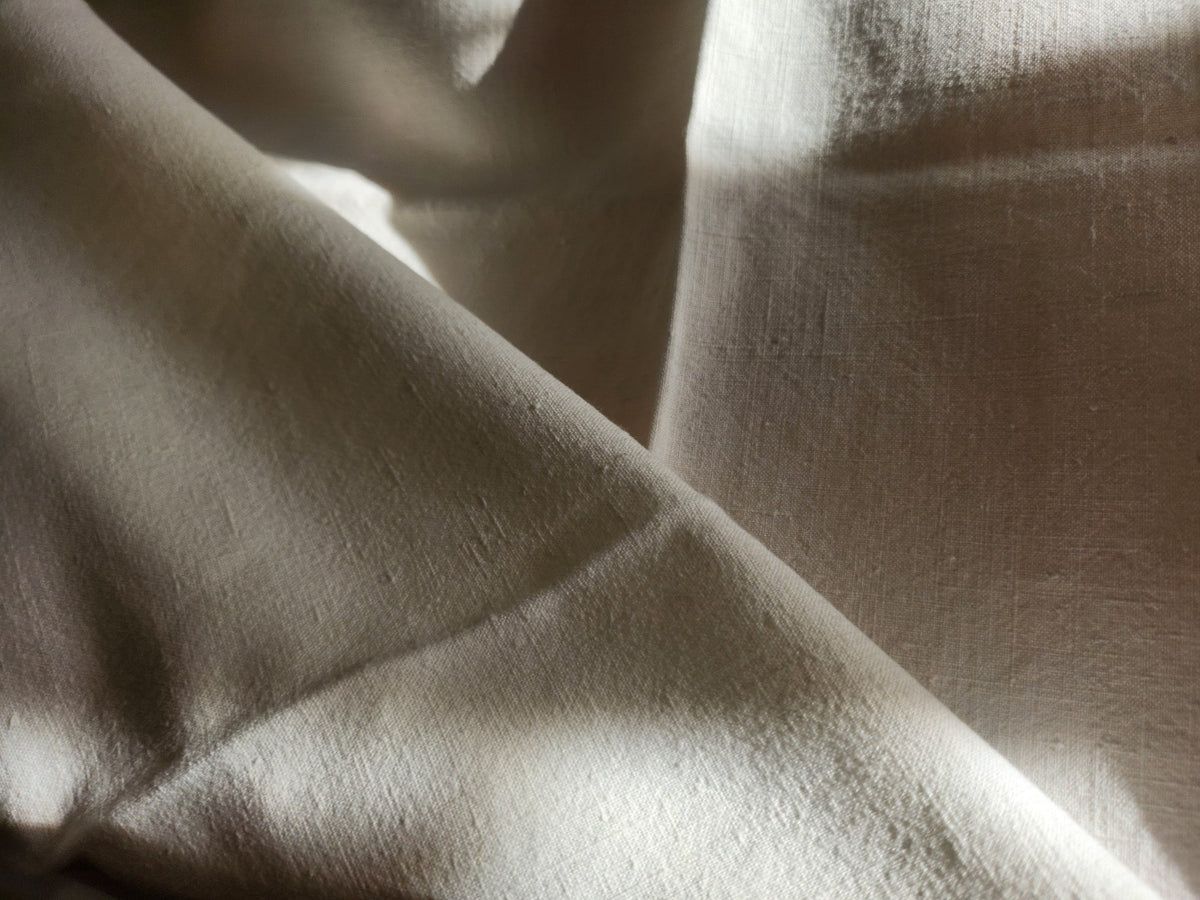 Ancien drap blanc monogramme MT rose et jour tirés B6