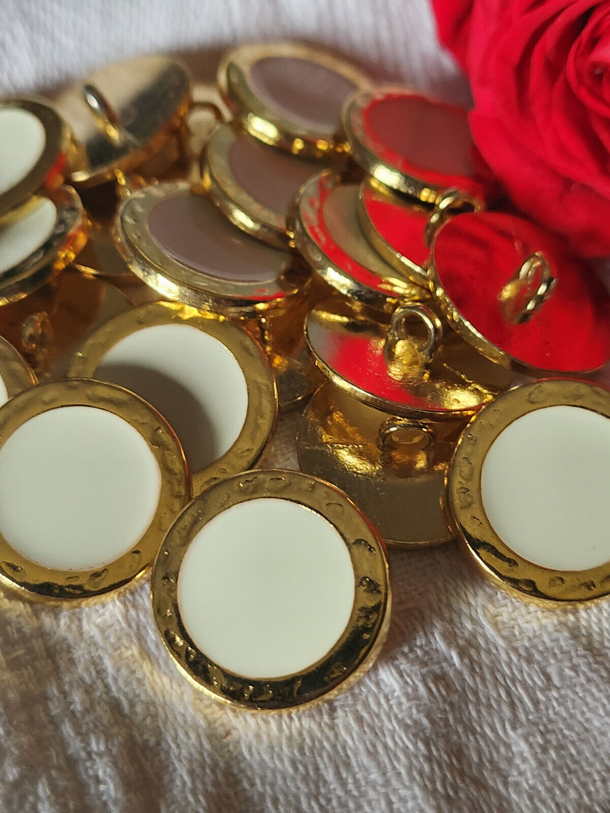 Lot 5 boutons vintage en métal lourd doré créme blanc  à pied  2 cm ref 3337