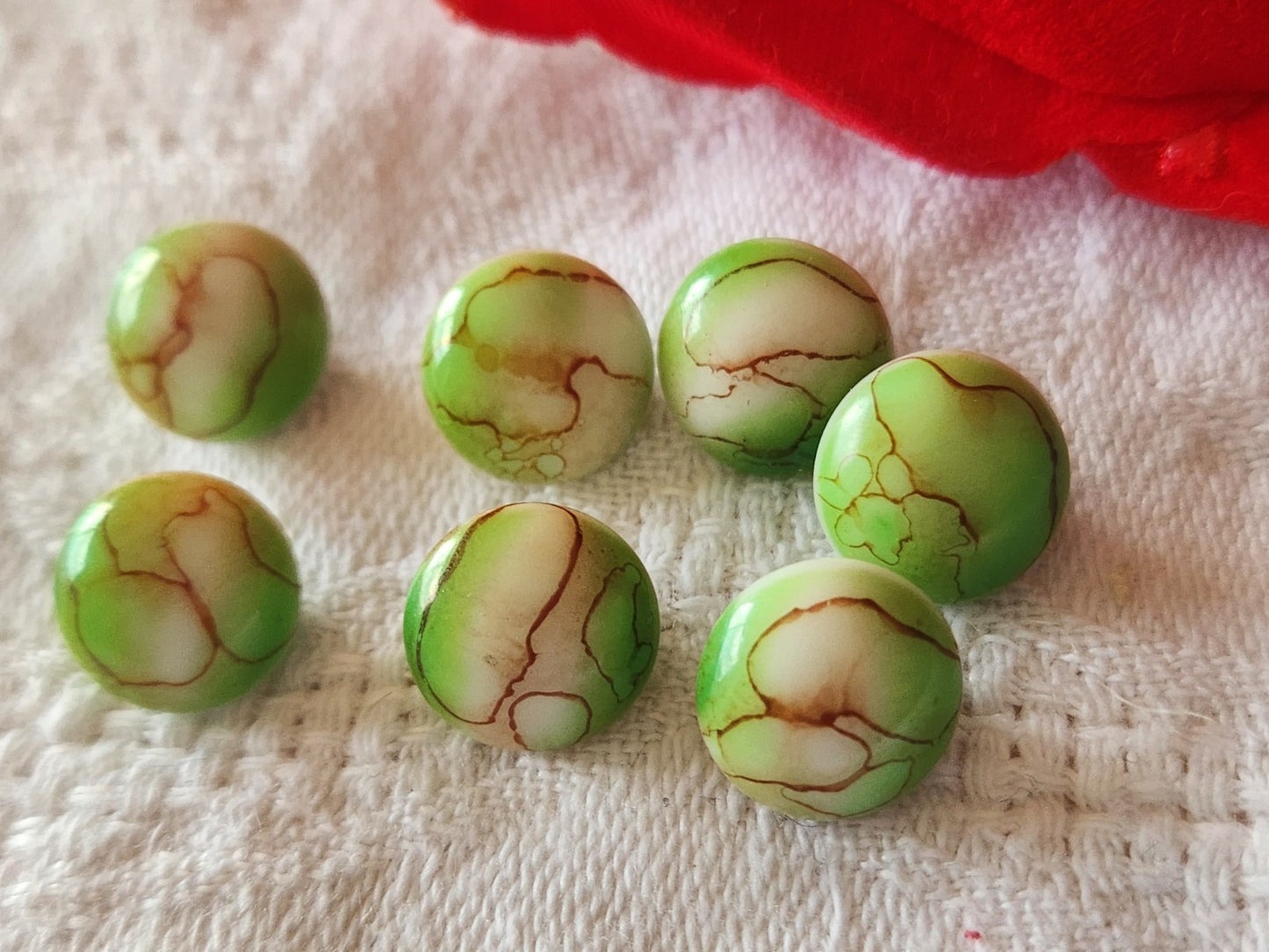 Lot 7 petits boutons vintage en verre marbré vert 1 cm pied ancien ref 6444