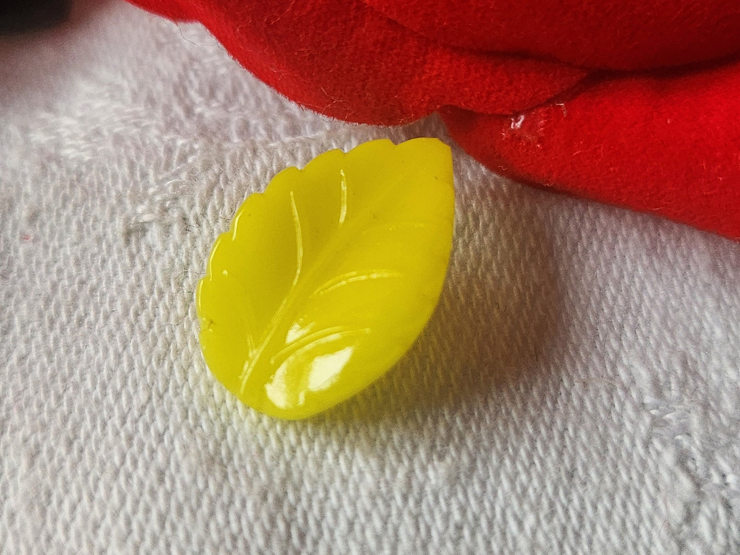 Bouton ancien en verrejaune feuille travaillé vintage 1,2 sur 1,8  cm D9L
