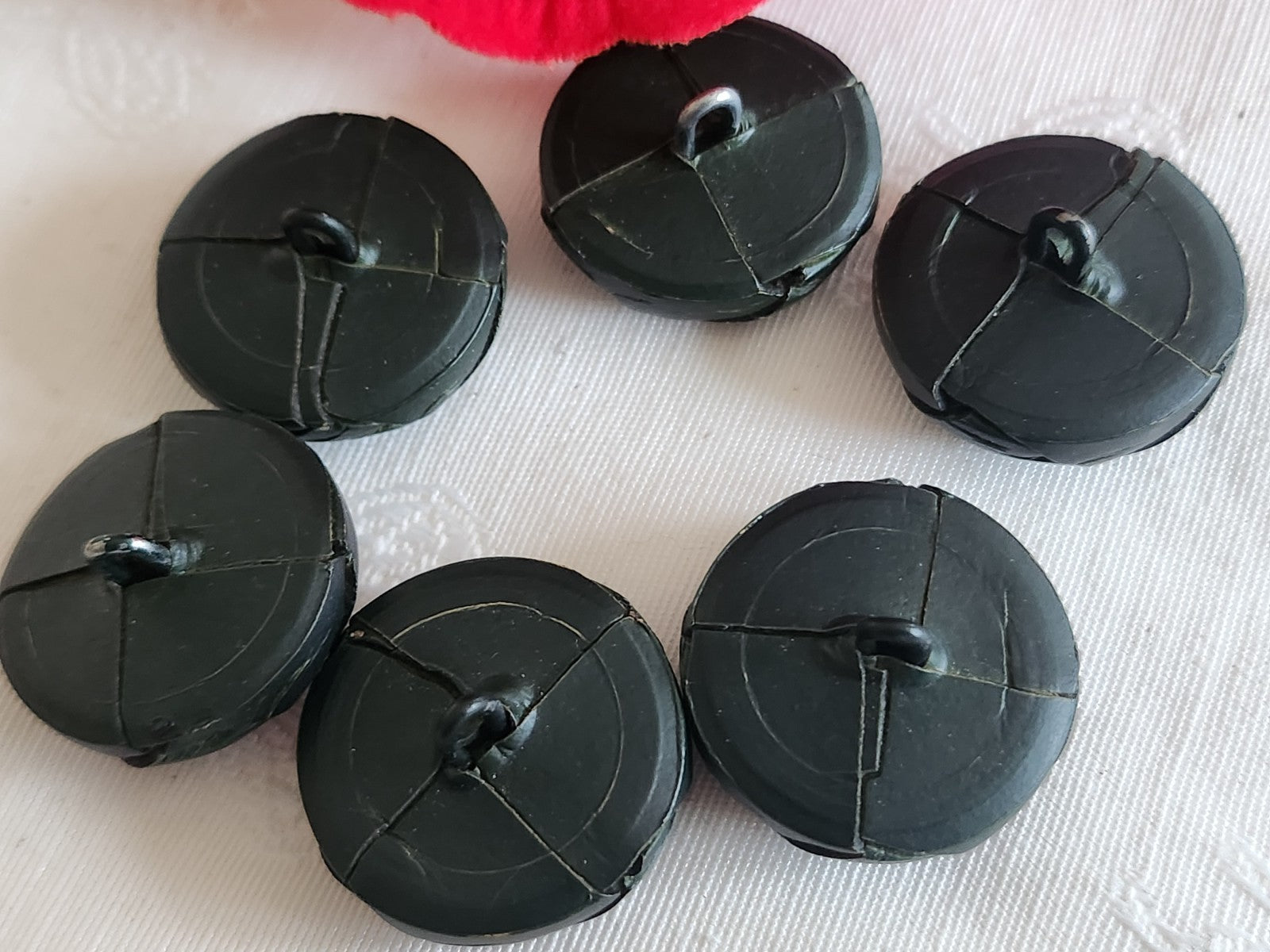 Lot 6 gros boutons anciens en cuir vert très foncé 2,6 cm ref 6387