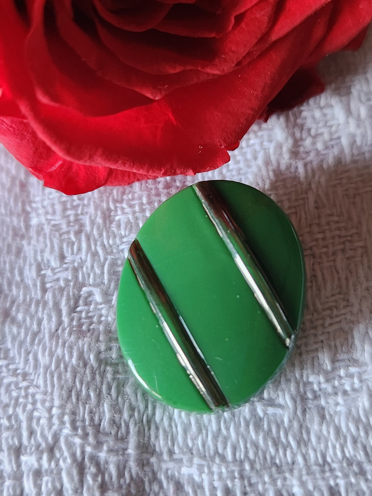 Bouton ancien en verre ovale vert argenté 1,9 cm sur 1,5 cm G18C