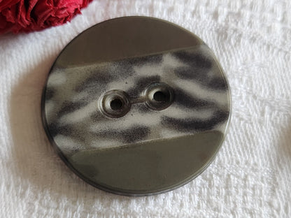 Gros bouton ancien en celluloïd gris collection diamètre: 3,6 cm D14P