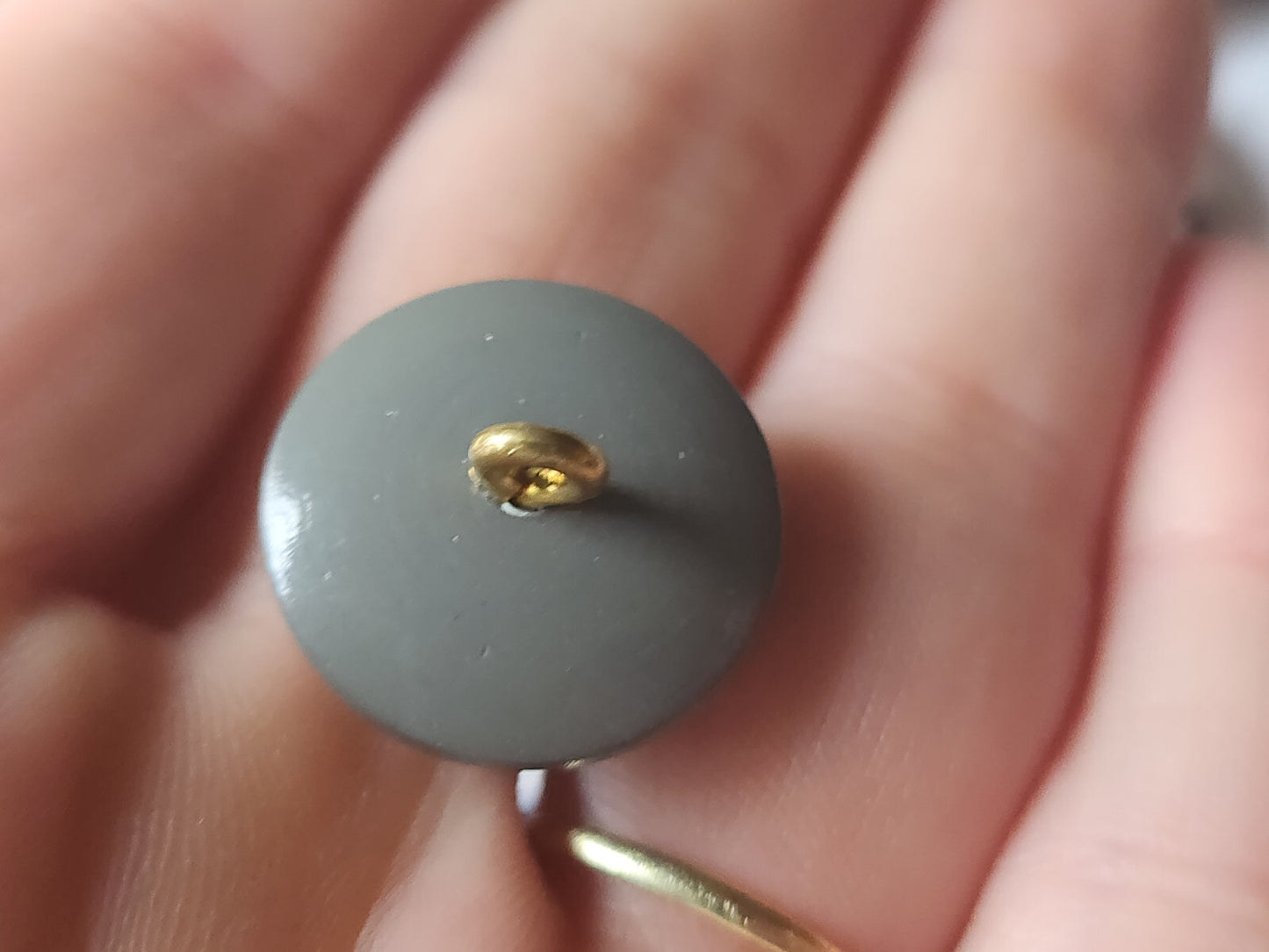 Ancien bouton bicolore gris travaillé pied laiton diamètre 1,9 cm ref 4587